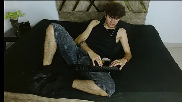 Snapshot of Themilow chatting on February 25, 3:31 am Themilow online show from February 25, 3:31 am