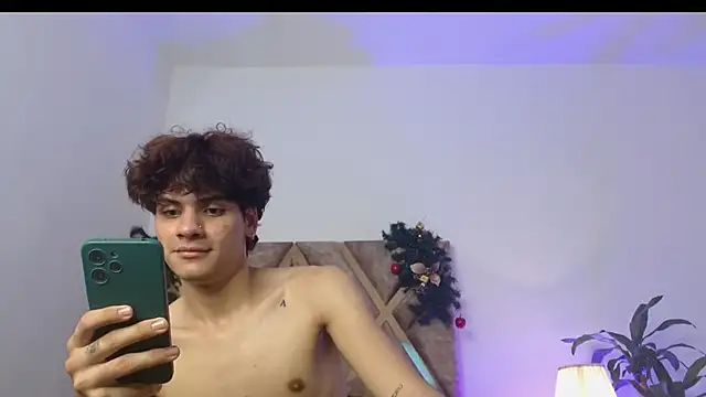 Snapshot of Themilow chatting on December 24, 6:22 am Themilow online show from December 24, 6:22 am