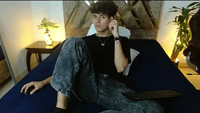 Snapshot of Themilow chatting on January 16, 3:23 am Themilow online show from January 16, 3:23 am