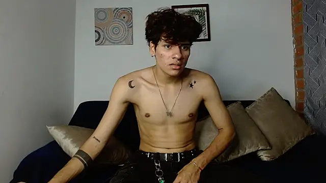 Snapshot of Themilow chatting on March 1, 2:48 am Themilow online show from March 1, 2:48 am