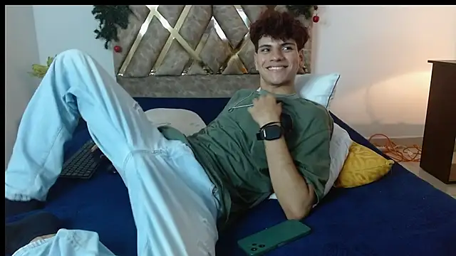 Snapshot of Themilow chatting on December 31, 2:08 am Themilow online show from December 31, 2:08 am