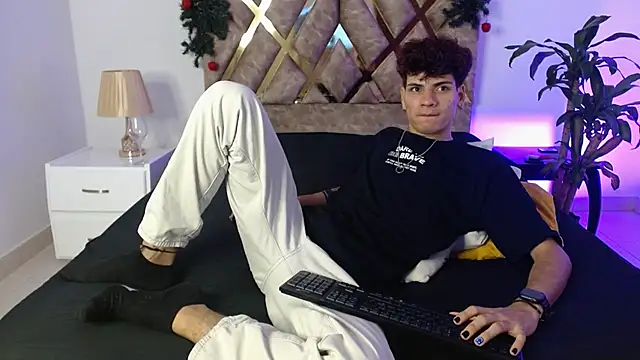 Snapshot of Themilow chatting on December 28, 3:26 am Themilow online show from December 28, 3:26 am