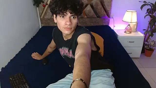 Snapshot of Themilow chatting on December 20, 5:47 am Themilow online show from December 20, 5:47 am