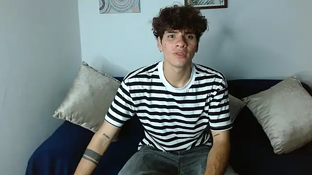 Snapshot of Themilow chatting on March 3, 3:16 am Themilow online show from March 3, 3:16 am