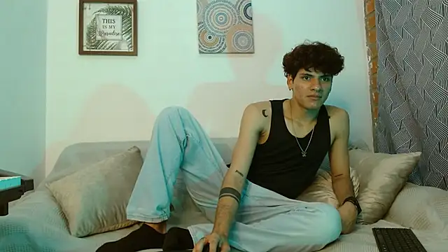 Snapshot of Themilow chatting on February 6, 3:48 am Themilow online show from February 6, 3:48 am