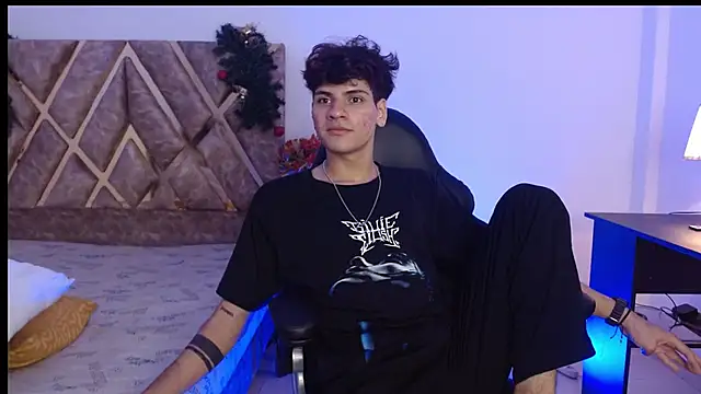 Snapshot of Themilow chatting on January 4, 3:29 am Themilow online show from January 4, 3:29 am