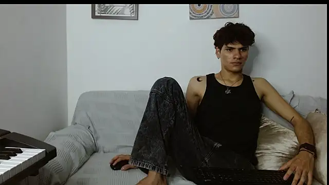 Snapshot of Themilow chatting on January 24, 3:43 am Themilow online show from January 24, 3:43 am