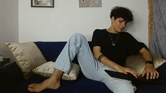 Snapshot of Themilow chatting on February 10, 4:19 am Themilow online show from February 10, 4:19 am