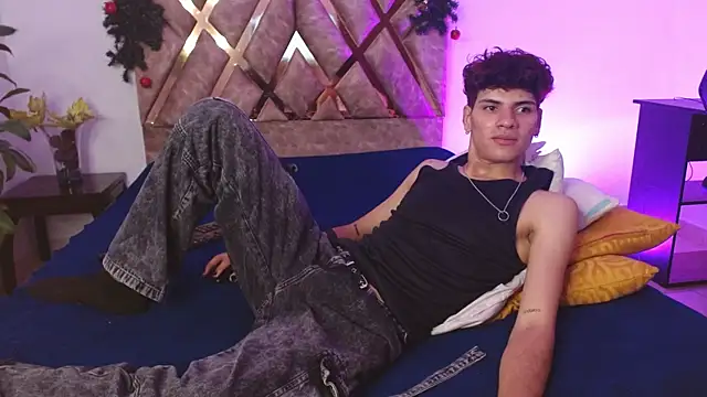 Snapshot of Themilow chatting on December 30, 4:42 am Themilow online show from December 30, 4:42 am