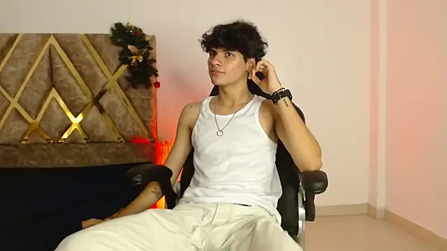 Snapshot of Themilow chatting on December 18, 2:21 am Themilow online show from December 18, 2:21 am