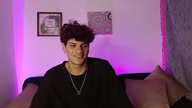 Snapshot of Themilow chatting on February 12, 3:07 am Themilow online show from February 12, 3:07 am