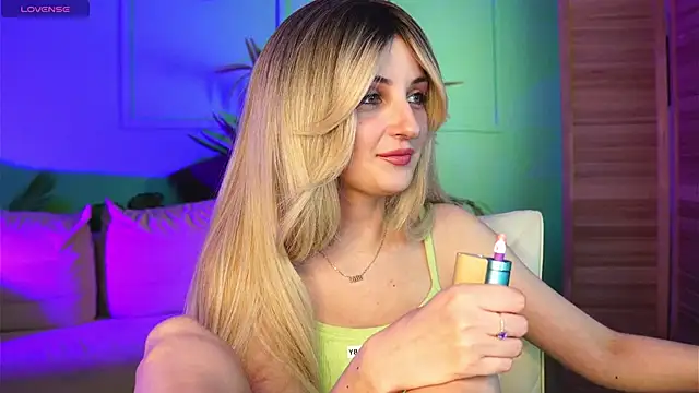 Snapshot of Katty_Lights chatting on September 11, 3:56 pm Katty Lights online show from September 11, 3:56 pm