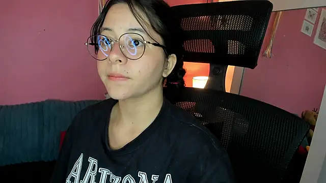 agnes 213 online show from November 4, 1:04 pm