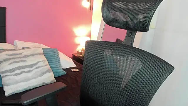 agnes 213 online show from September 24, 1:39 pm