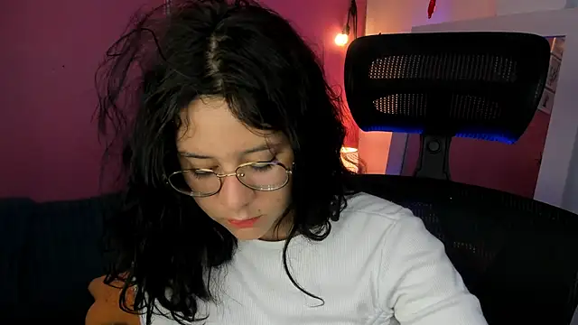 agnes 213 online show from November 5, 1:36 pm