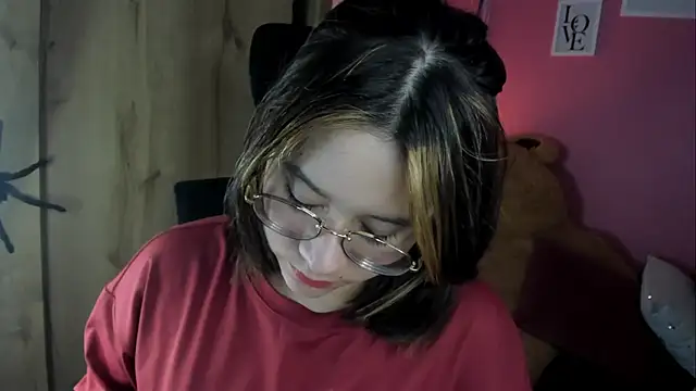 Snapshot of agnes_213 chatting on February 21, 1:46 pm agnes 213 online show from February 21, 1:46 pm