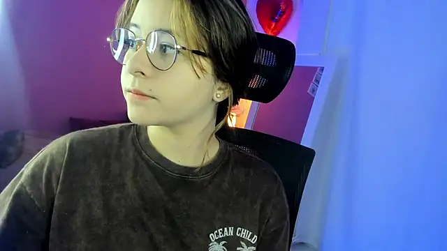 Snapshot of agnes_213 chatting on February 12, 2:28 pm agnes 213 online show from February 12, 2:28 pm