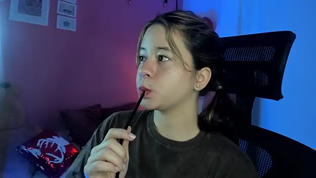 Snapshot of agnes_213 chatting on February 11, 12:38 pm agnes 213 online show from February 11, 12:38 pm