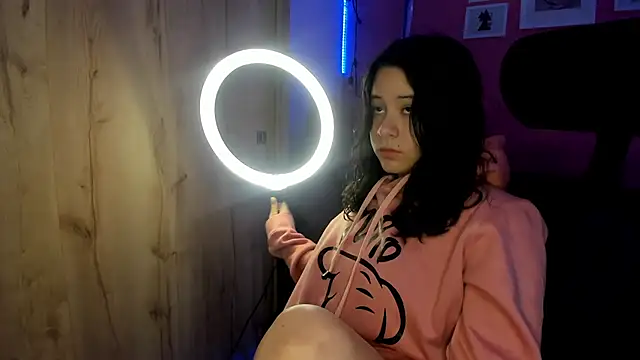 agnes 213 online show from November 17, 1:37 pm