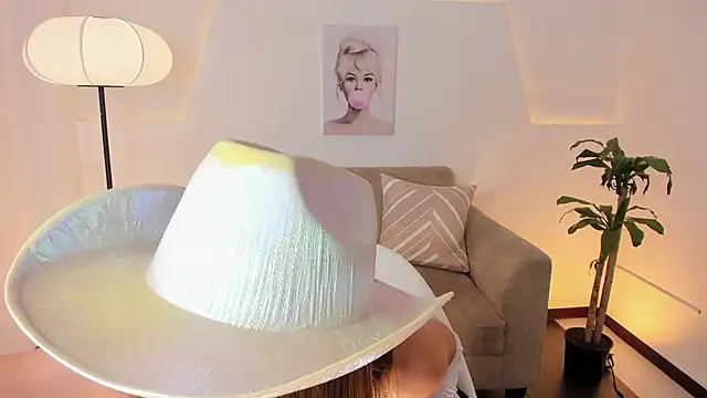 Snapshot of Catvalentine_ chatting on January 6, 2:04 am Catvalentine online show from January 6, 2:04 am