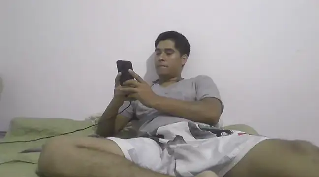 Snapshot of estudiante69 chatting on February 24, 12:20 am estudiante69 online show from February 24, 12:20 am