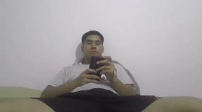 Snapshot of estudiante69 chatting on February 6, 1:27 am estudiante69 online show from February 6, 1:27 am