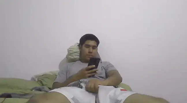 Snapshot of estudiante69 chatting on February 24, 3:23 am estudiante69 online show from February 24, 3:23 am