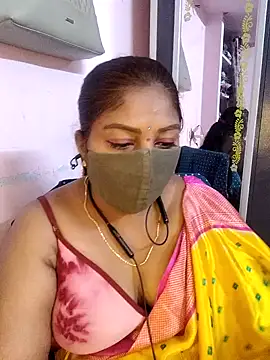 RomeoJuliet345 online show from April 1, 4:36 am