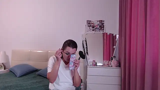 Snapshot of MiraMiss chatting on June 21, 7:36 am MiraMiss online show from June 21, 7:36 am