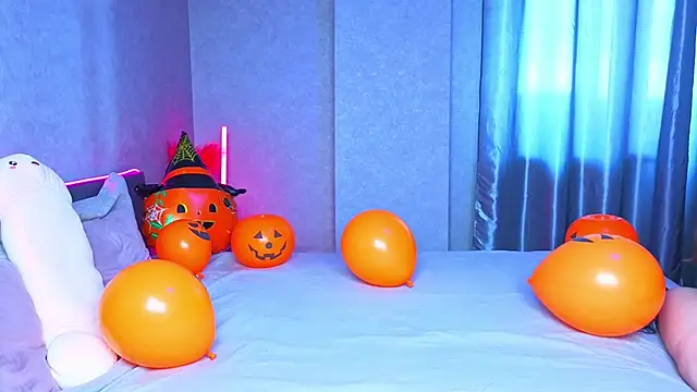 Snapshot of BritneyLix chatting on October 30, 9:29 am BritneyLix online show from October 30, 9:29 am