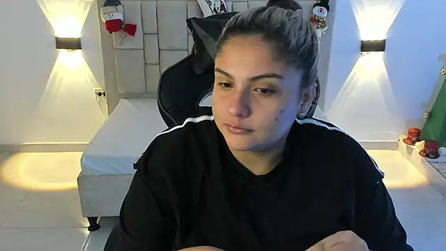 Snapshot of Sienna_Jones chatting on December 18, 11:45 am Sienna Jones online show from December 18, 11:45 am