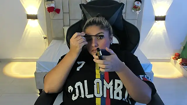 Snapshot of Sienna_Jones chatting on December 18, 8:47 pm Sienna Jones online show from December 18, 8:47 pm