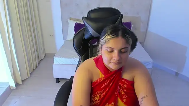 Snapshot of Sienna_Jones chatting on December 2, 3:10 am Sienna Jones online show from December 2, 3:10 am