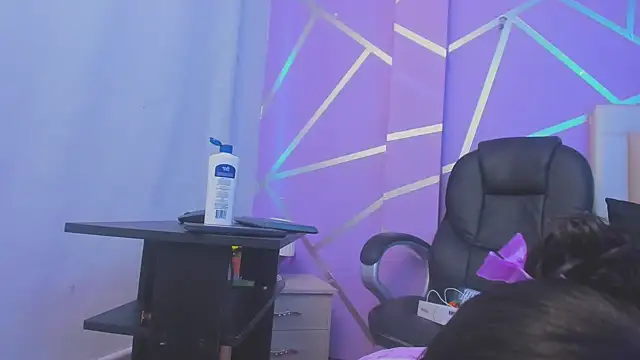 Queenjenn   online show from February 25, 10:20 pm