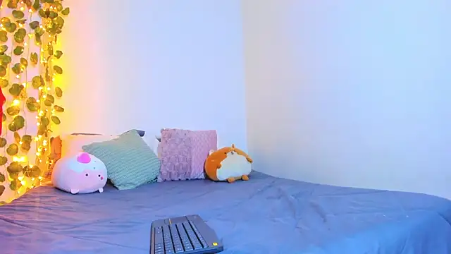 emillyhills online show from February 8, 8:09 am