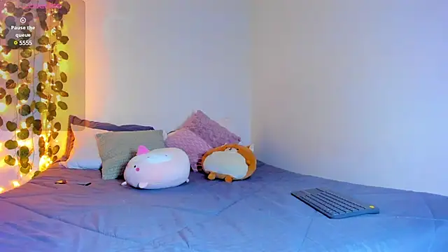 emillyhills online show from March 6, 11:36 am