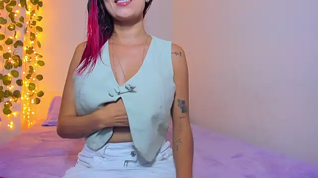 emillyhills online show from January 22, 12:59 am