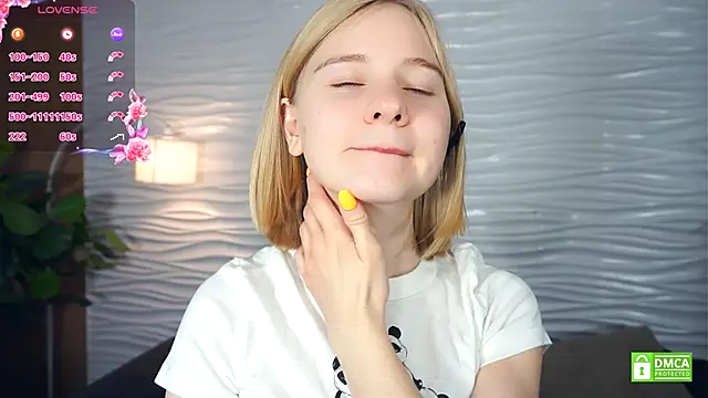 Snapshot of OdelinaFicken chatting on November 6, 8:29 am OdelinaFicken online show from November 6, 8:29 am