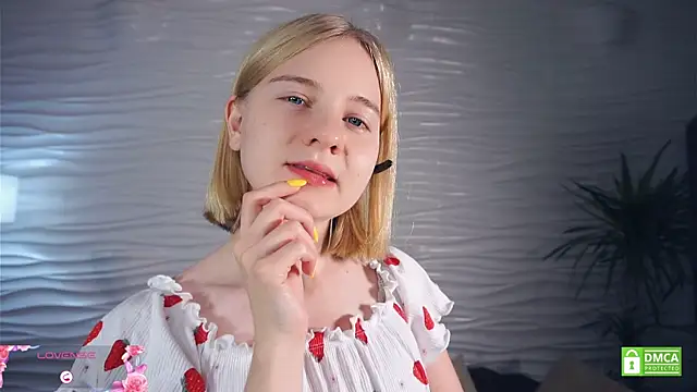 Snapshot of OdelinaFicken chatting on October 23, 5:17 am OdelinaFicken online show from October 23, 5:17 am