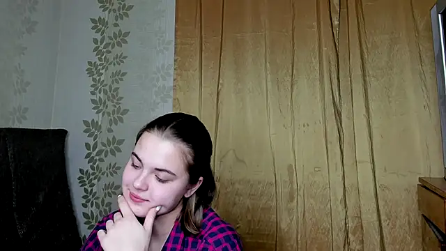 Snapshot of holly_mila chatting on December 20, 7:50 pm holly mila online show from December 20, 7:50 pm