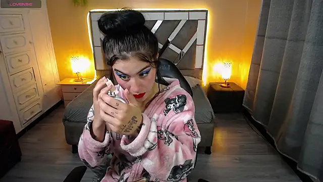 Kate Laurence  online show from February 20, 8:06 am