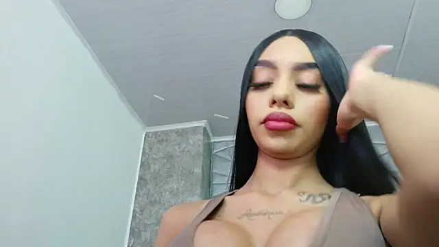 Snapshot of Tiffanny chatting on December 15, 2:45 pm Tiffanny online show from December 15, 2:45 pm