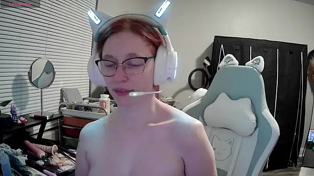 Snapshot of LilyFoxxx chatting on February 7, 4:06 am LilyFoxxx online show from February 7, 4:06 am