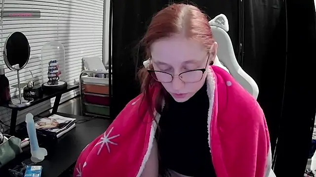 Snapshot of LilyFoxxx chatting on February 17, 4:20 am LilyFoxxx online show from February 17, 4:20 am