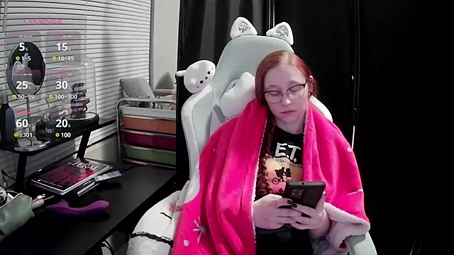 Snapshot of LilyFoxxx chatting on February 21, 4:29 am LilyFoxxx online show from February 21, 4:29 am
