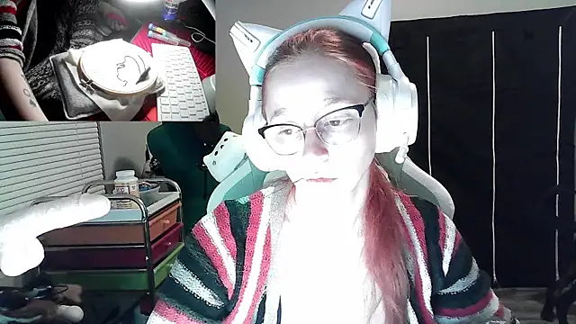 Snapshot of LilyFoxxx chatting on January 4, 4:44 am LilyFoxxx online show from January 4, 4:44 am