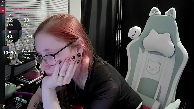 Snapshot of LilyFoxxx chatting on February 26, 4:30 am LilyFoxxx online show from February 26, 4:30 am