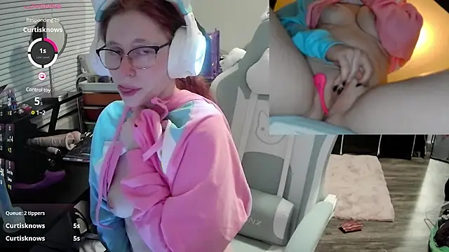 Snapshot of LilyFoxxx chatting on February 2, 7:52 am LilyFoxxx online show from February 2, 7:52 am