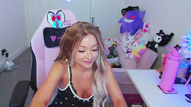 FunSizedGal online show from October 2, 10:46 pm