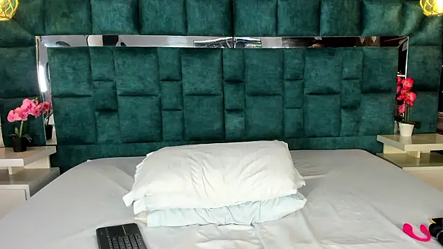 valtira nova online show from February 3, 7:30 pm